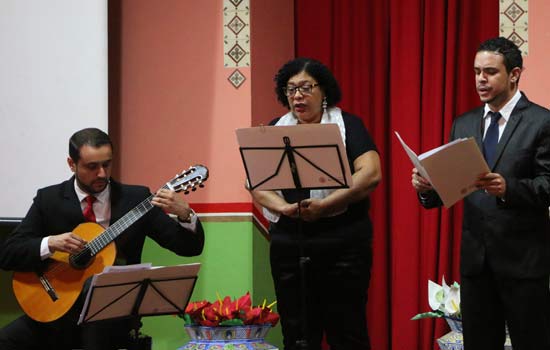 take-break-imersao-ingles-millennium-linguas-apresentacao-violao-canto